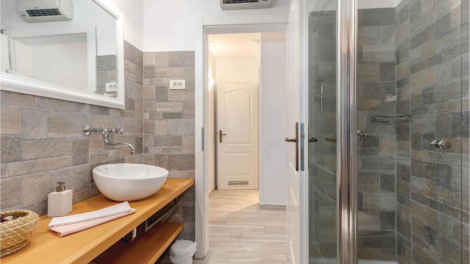 Awesome Home In Grizane With Wifi 0*, Grižane